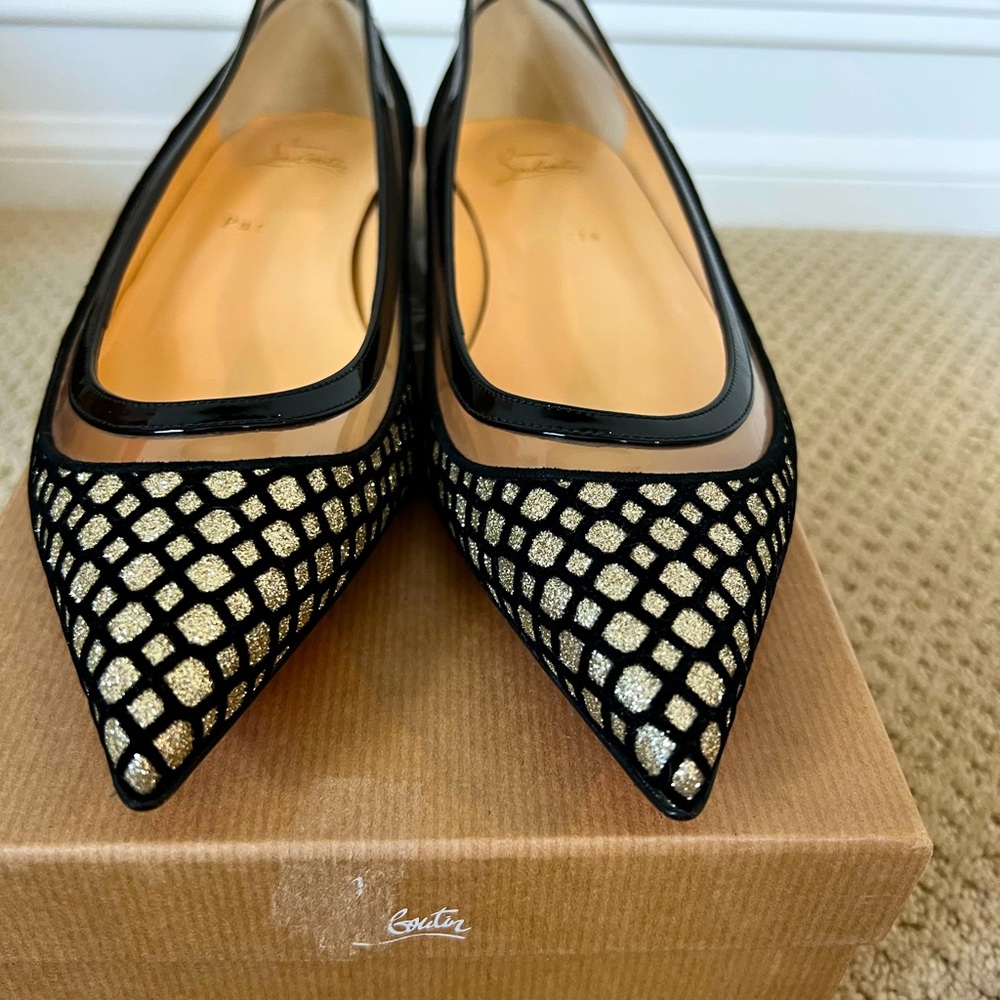 Stunning Louboutin Flats. Black and Gold.